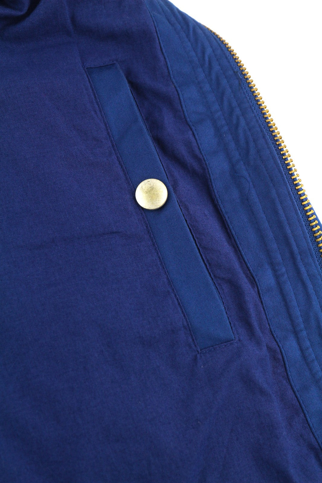 DIESEL J-Thompson-A vyriška striukė, mėlyna, L dydžio, su užtrauktuku ir pamušalu. Rekomenduojama kaina – 350 €. 