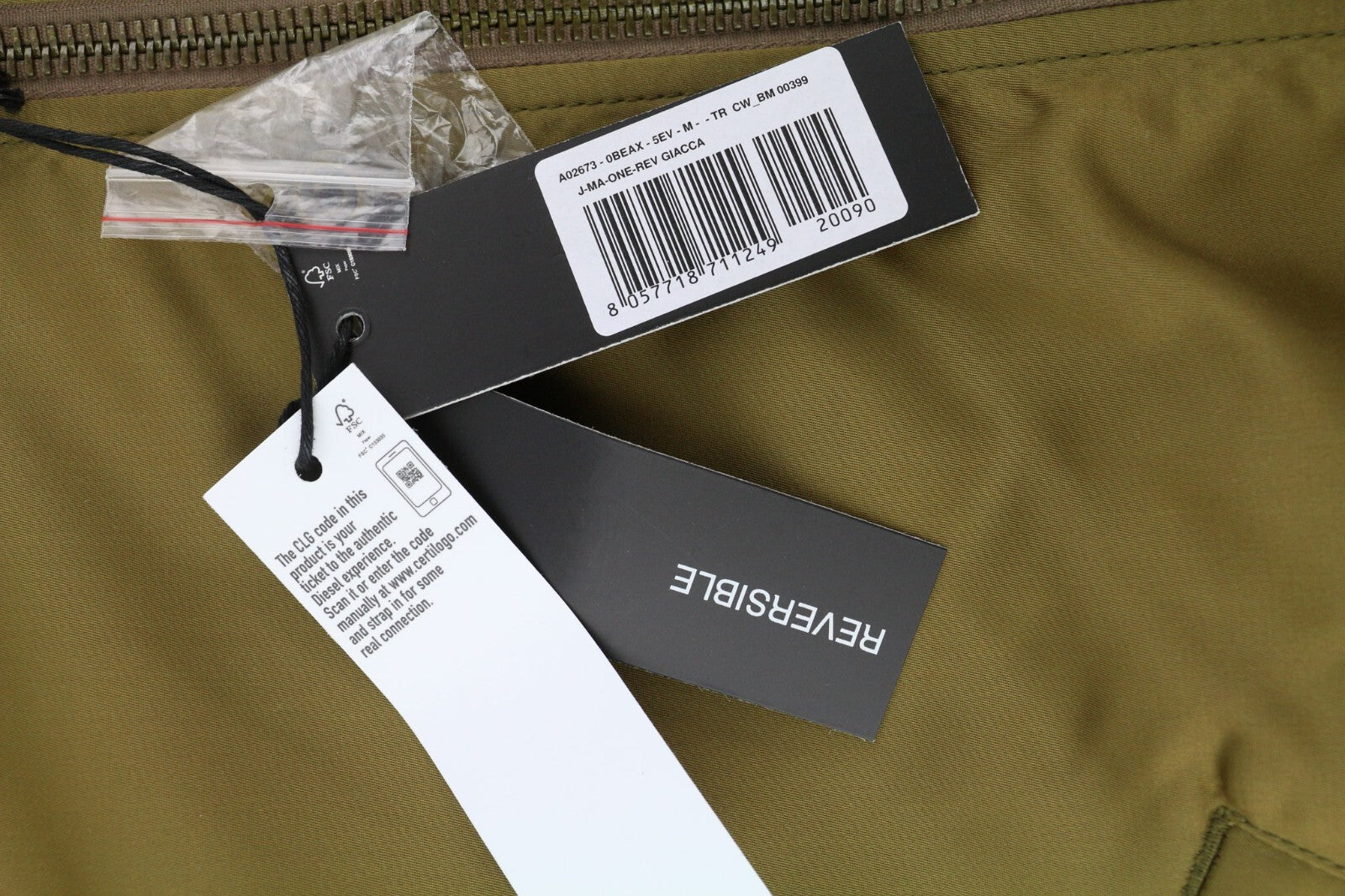 DIESEL J-Ma-One-Rev vyriška striukė M, dvipusė, izoliuota, su pilnomis užtrauktukinėmis kišenėmis, rekomenduojama kaina – 450 € 