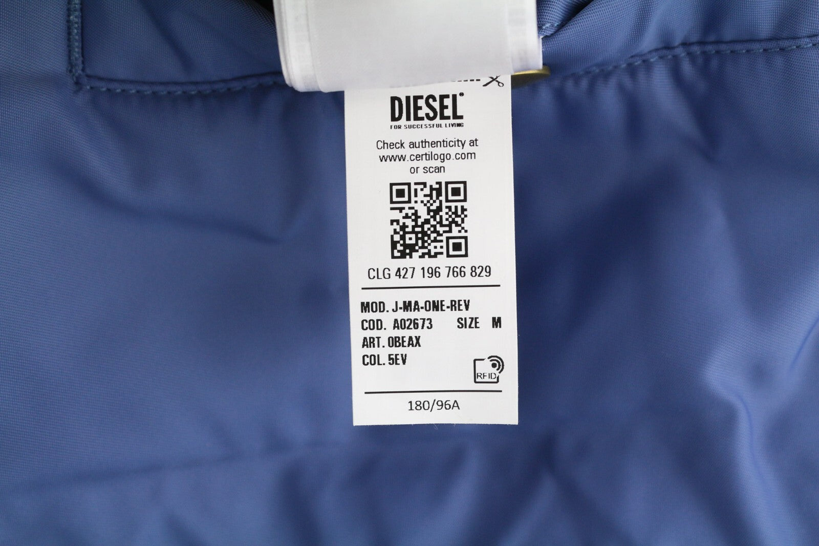 DIESEL J-Ma-One-Rev vyriška striukė M, dvipusė, izoliuota, su pilnomis užtrauktukinėmis kišenėmis, rekomenduojama kaina – 450 € 