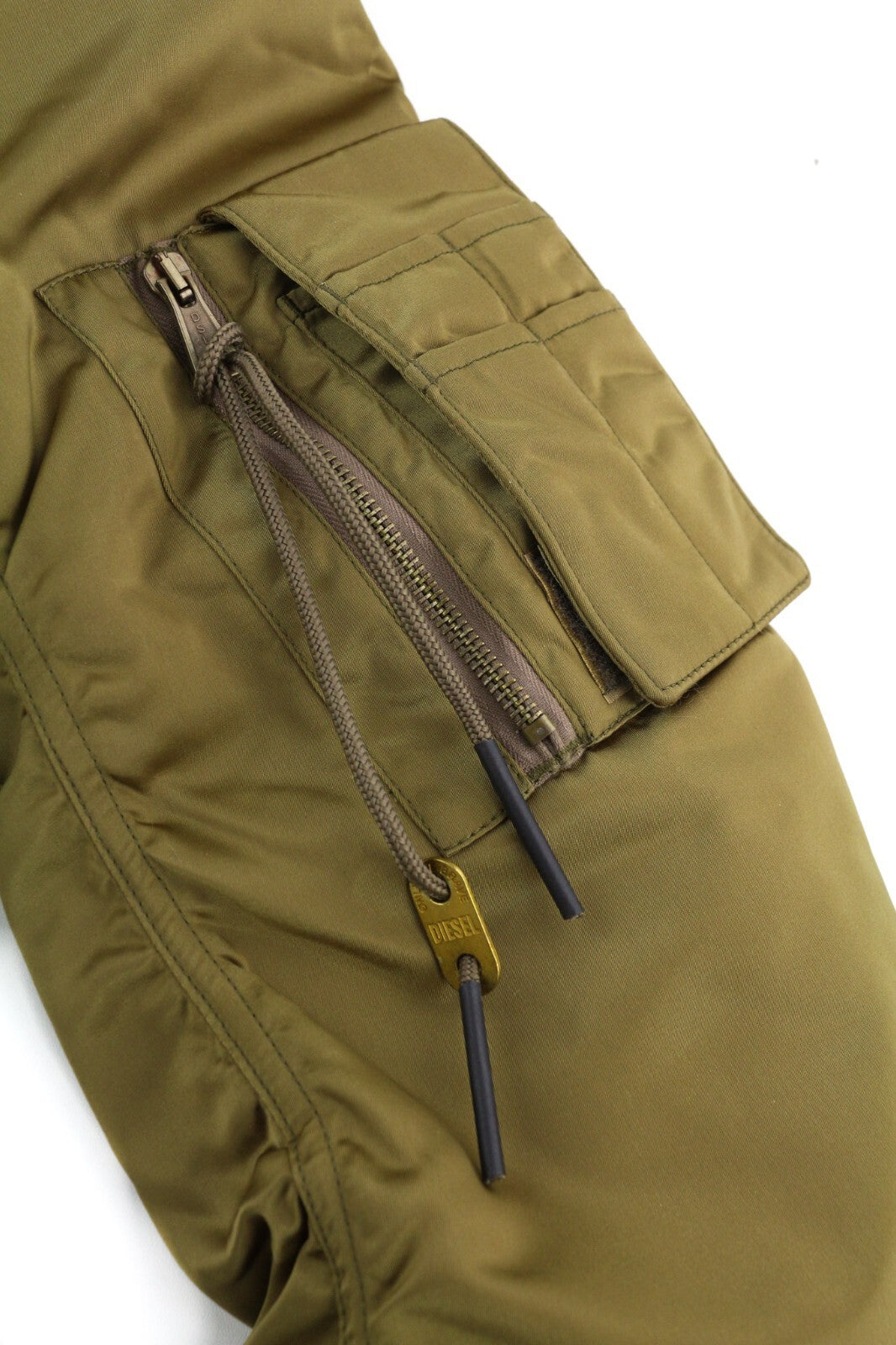 DIESEL J-Ma-One-Rev vyriška striukė S, dvipusė, izoliuota, su pilnomis užtrauktukinėmis kišenėmis, rekomenduojama kaina – 450 € 