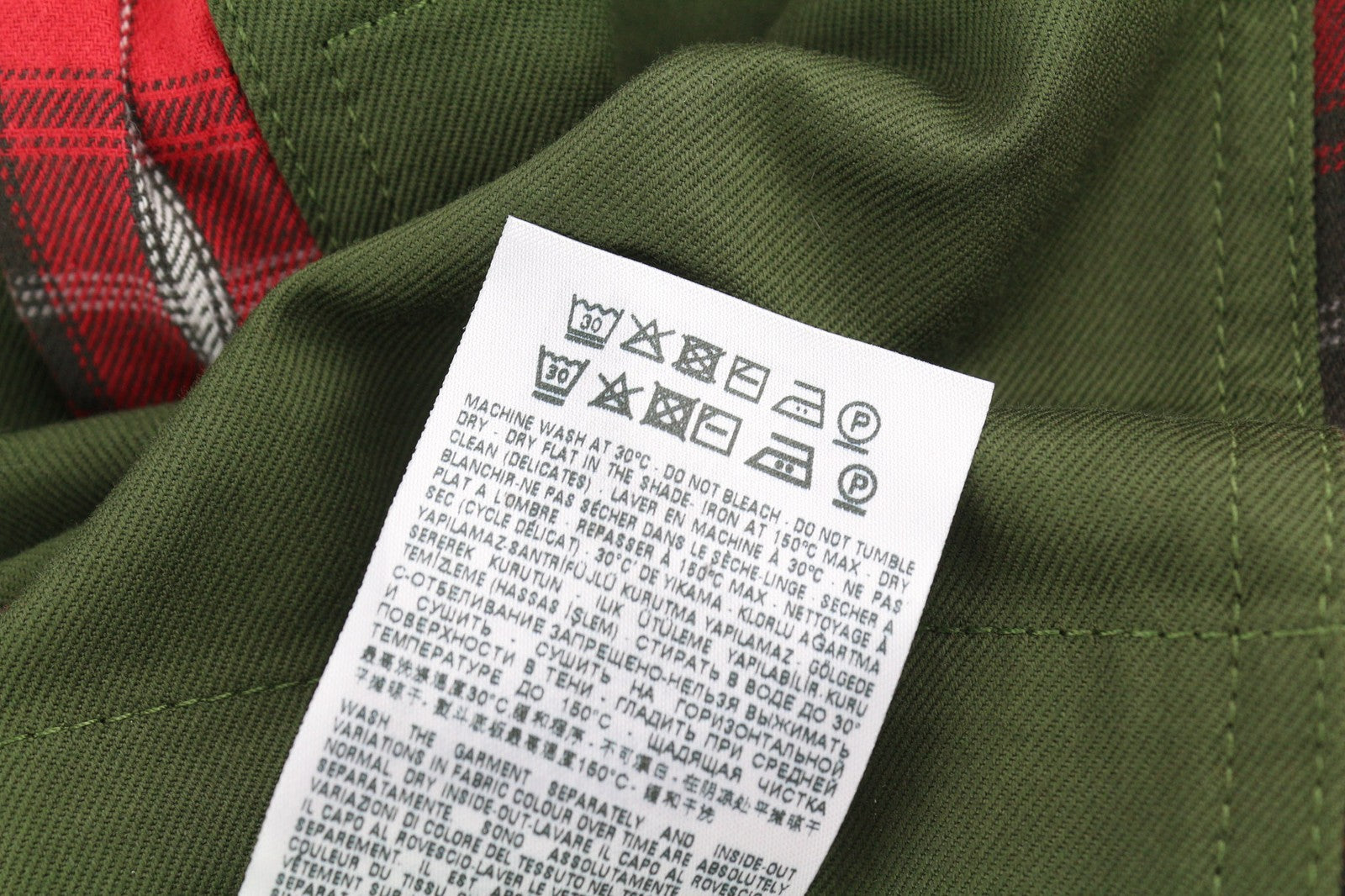 DIESEL J-Harry vyriška striukė, L dydžio, žalia, su juostele, kaklo srityje, kišenėmis, languotu pamušalu. RMK 350 €.