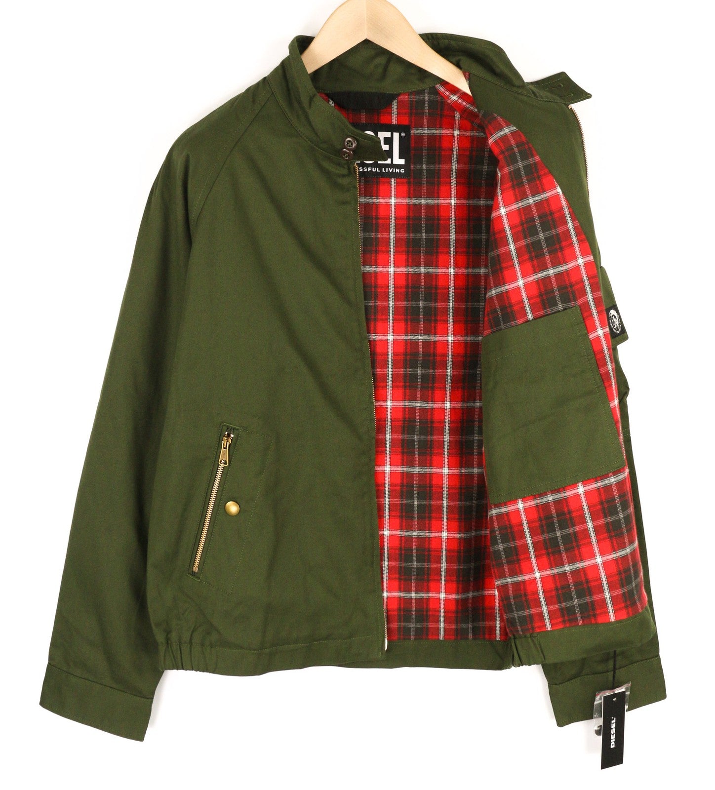 DIESEL J-Harry vyriška striukė, L dydžio, žalia, su juostele, kaklo srityje, kišenėmis, languotu pamušalu. RMK 350 €.