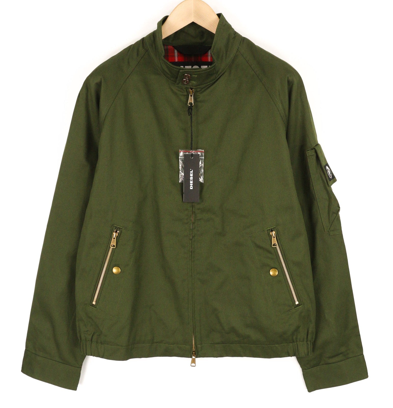 DIESEL J-Harry vyriška striukė, XL dydžio, žalia, su juostele ant kaklo, kišenėmis, languotu pamušalu. Rekomenduojama kaina – 350 €. 