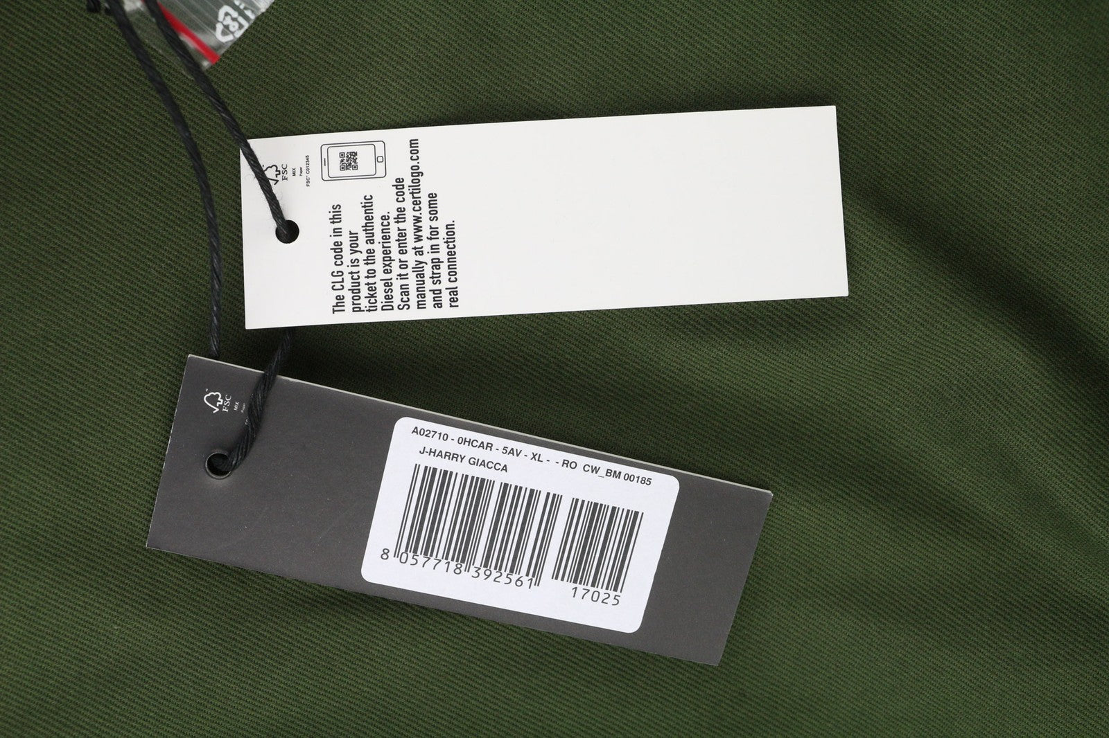 DIESEL J-Harry vyriška striukė, XL dydžio, žalia, su juostele ant kaklo, kišenėmis, languotu pamušalu. Rekomenduojama kaina – 350 €. 