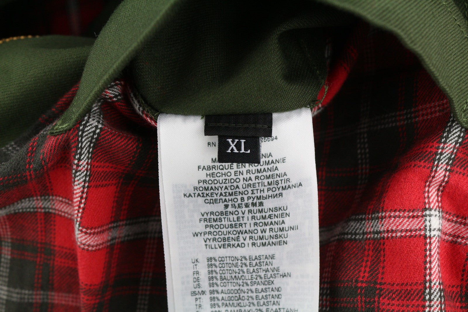 DIESEL J-Harry vyriška striukė, XL dydžio, žalia, su juostele ant kaklo, kišenėmis, languotu pamušalu. Rekomenduojama kaina – 350 €. 