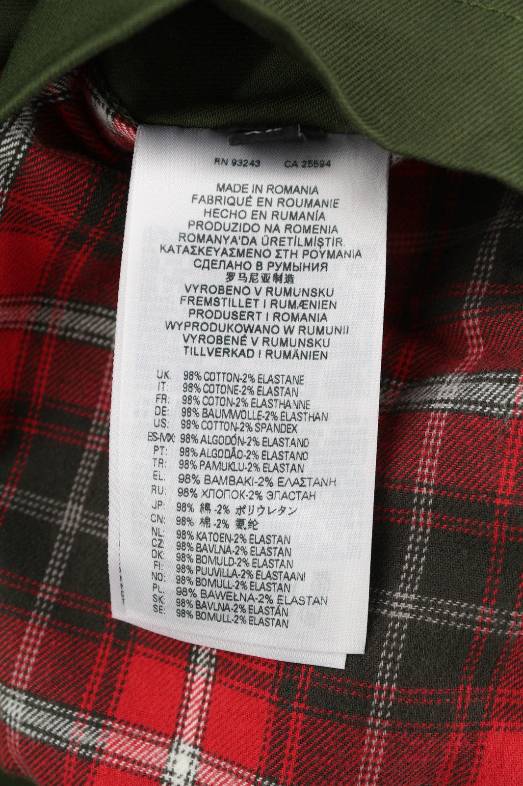 DIESEL J-Harry vyriška striukė, XL dydžio, žalia, su juostele ant kaklo, kišenėmis, languotu pamušalu. Rekomenduojama kaina – 350 €. 