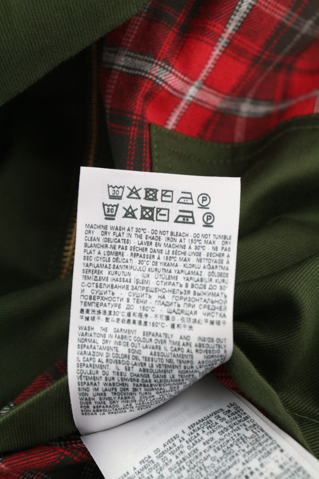 DIESEL J-Harry vyriška striukė, XL dydžio, žalia, su juostele ant kaklo, kišenėmis, languotu pamušalu. Rekomenduojama kaina – 350 €. 