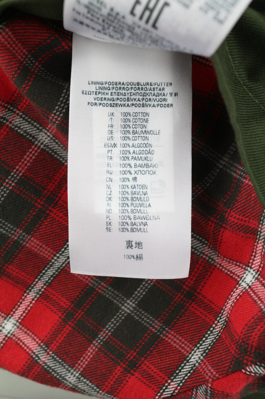 DIESEL J-Harry vyriška striukė, XL dydžio, žalia, su juostele ant kaklo, kišenėmis, languotu pamušalu. Rekomenduojama kaina – 350 €. 