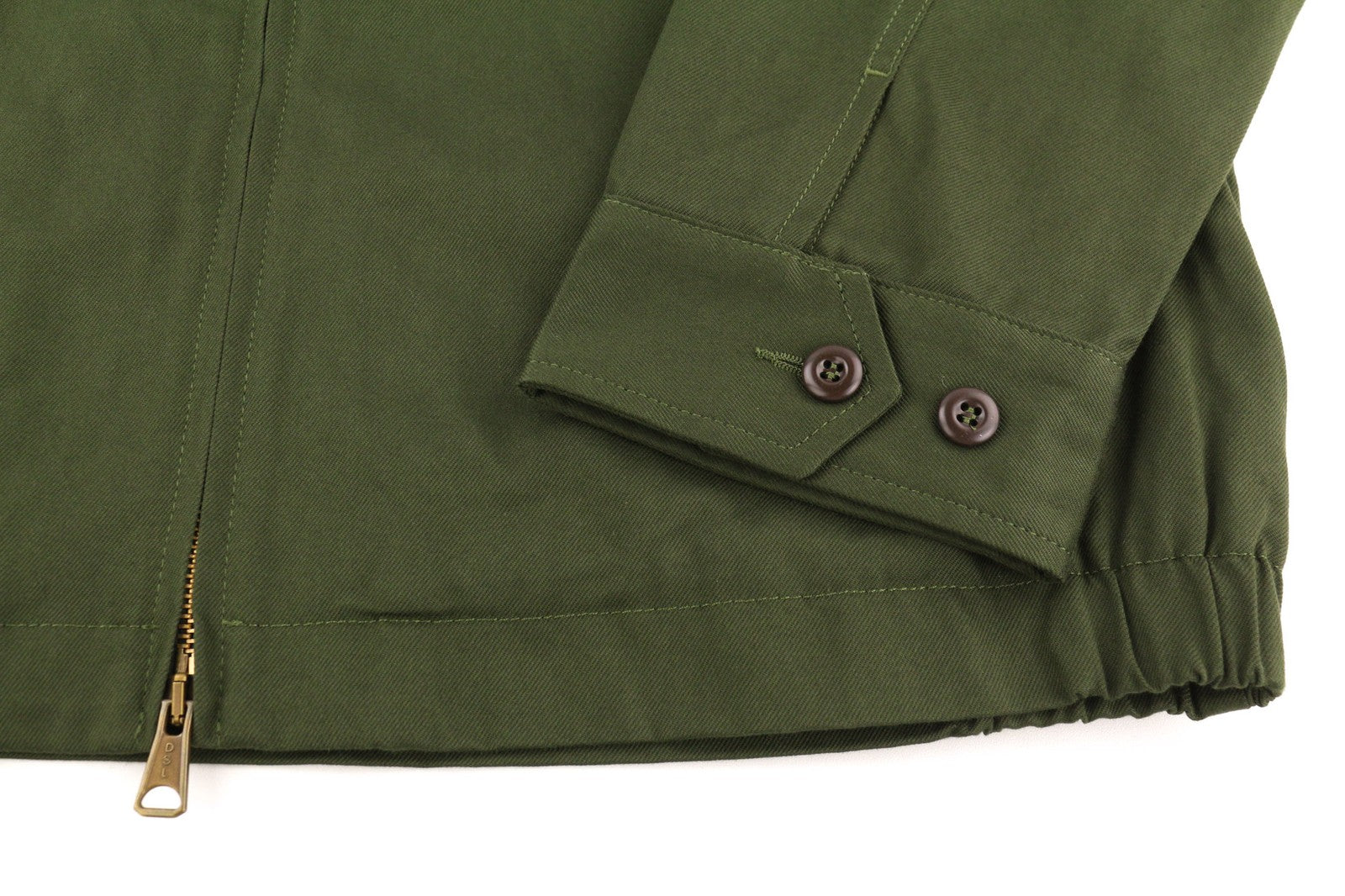 DIESEL J-Harry vyriška striukė, XL dydžio, žalia, su juostele ant kaklo, kišenėmis, languotu pamušalu. Rekomenduojama kaina – 350 €. 