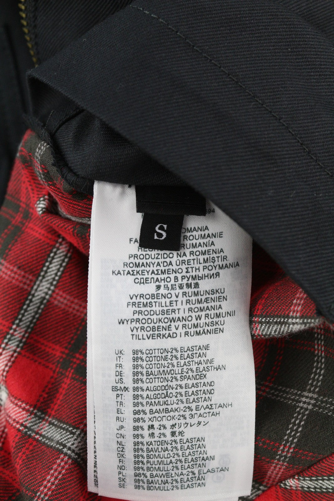 DIESEL J-Harry vyriška striukė S, juoda, su juostele, kaklo kišenėmis, languotu pamušalu. Rekomenduojama kaina – 350 €. 