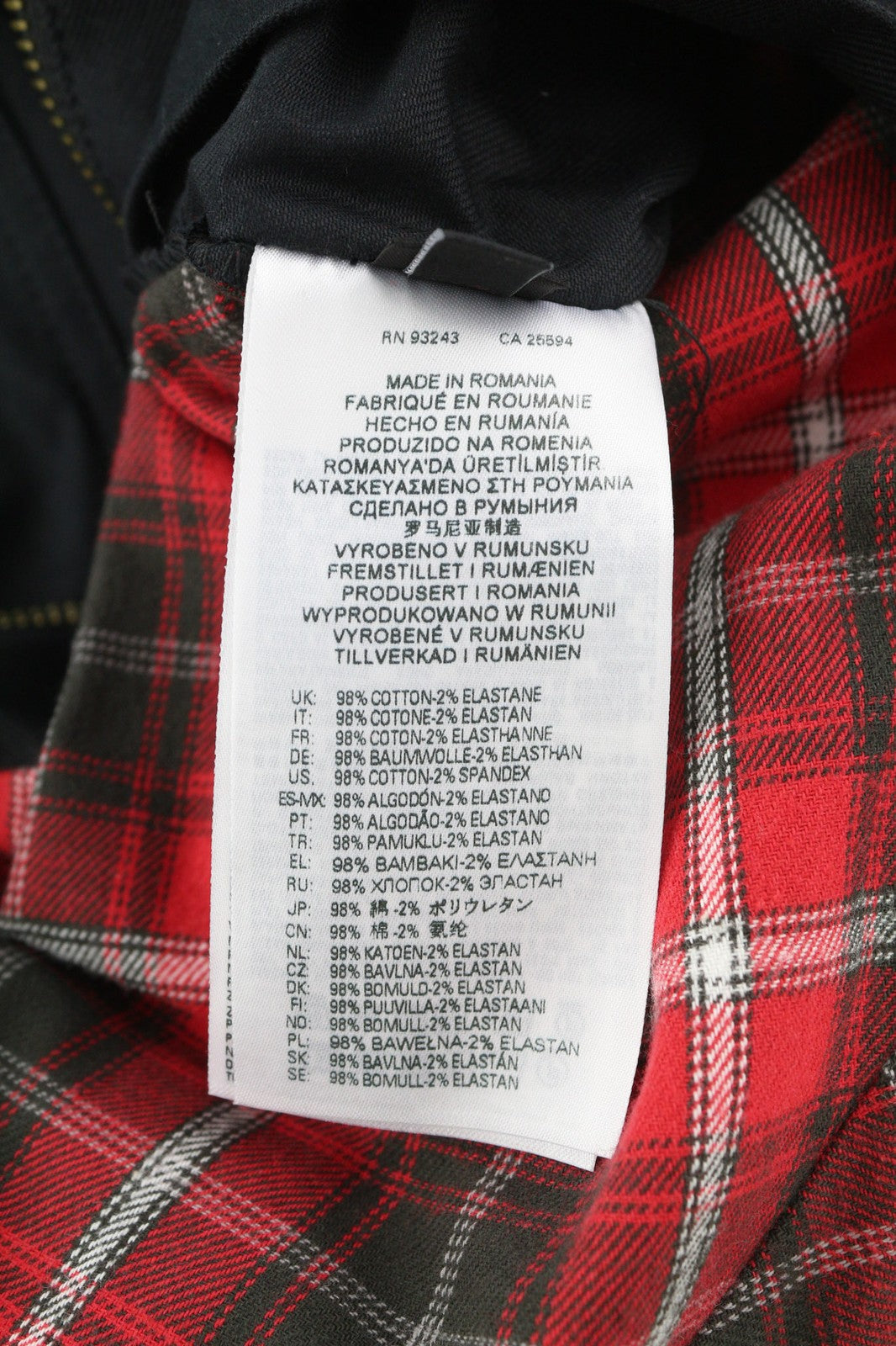 DIESEL J-Harry vyriška striukė S, juoda, su juostele, kaklo kišenėmis, languotu pamušalu. Rekomenduojama kaina – 350 €. 