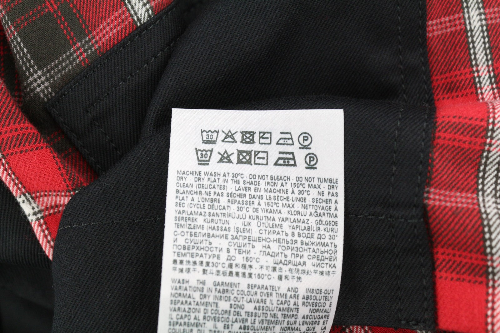 DIESEL J-Harry vyriška striukė S, juoda, su juostele, kaklo kišenėmis, languotu pamušalu. Rekomenduojama kaina – 350 €. 