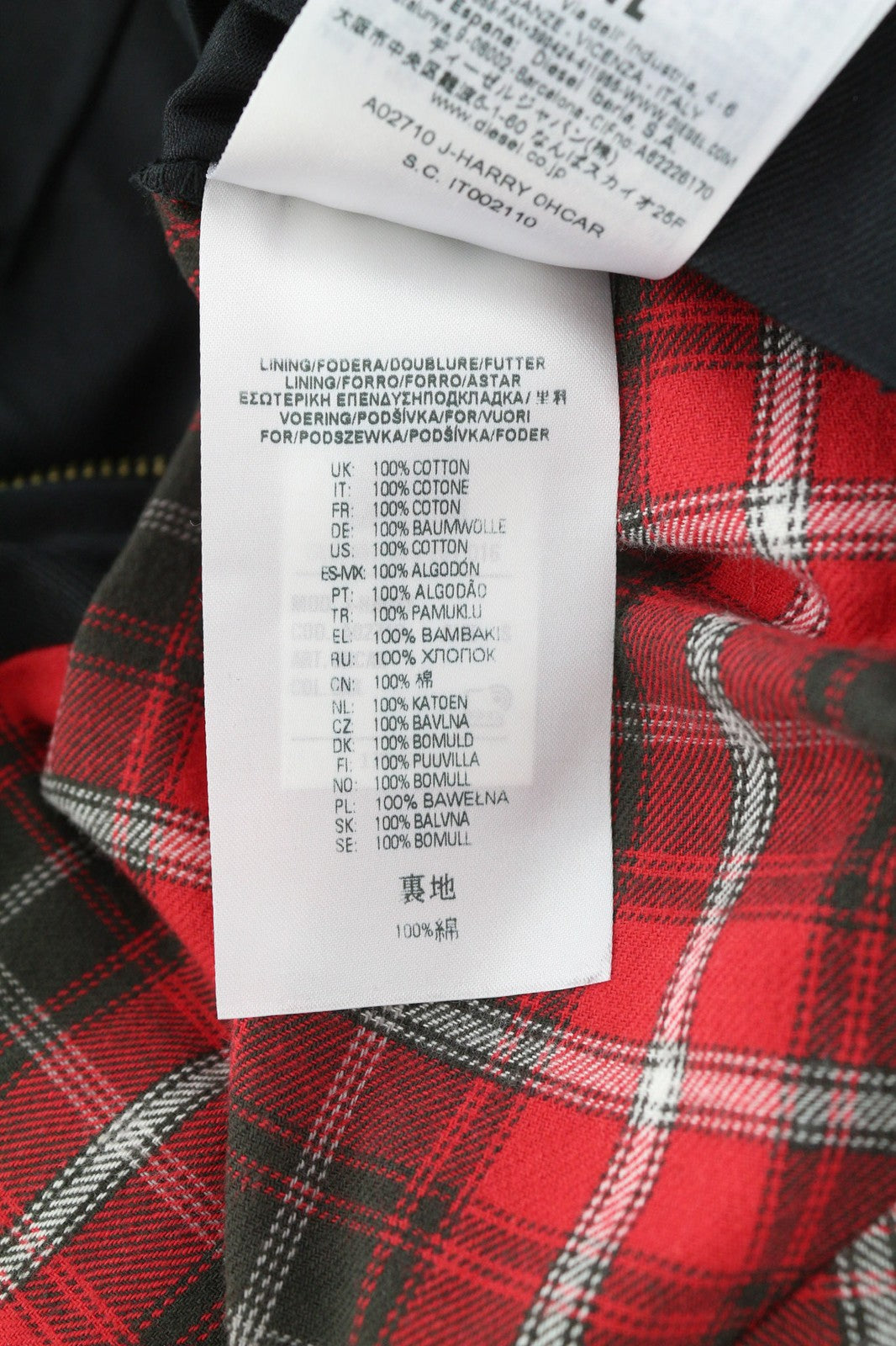 DIESEL J-Harry vyriška striukė S, juoda, su juostele, kaklo kišenėmis, languotu pamušalu. Rekomenduojama kaina – 350 €. 