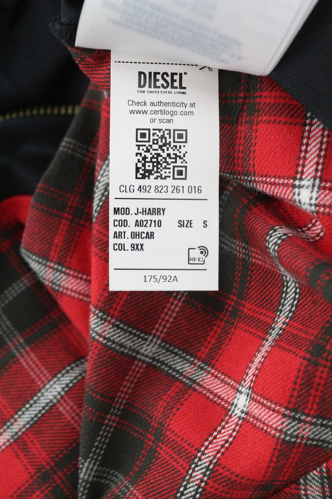 DIESEL J-Harry vyriška striukė S, juoda, su juostele, kaklo kišenėmis, languotu pamušalu. Rekomenduojama kaina – 350 €. 