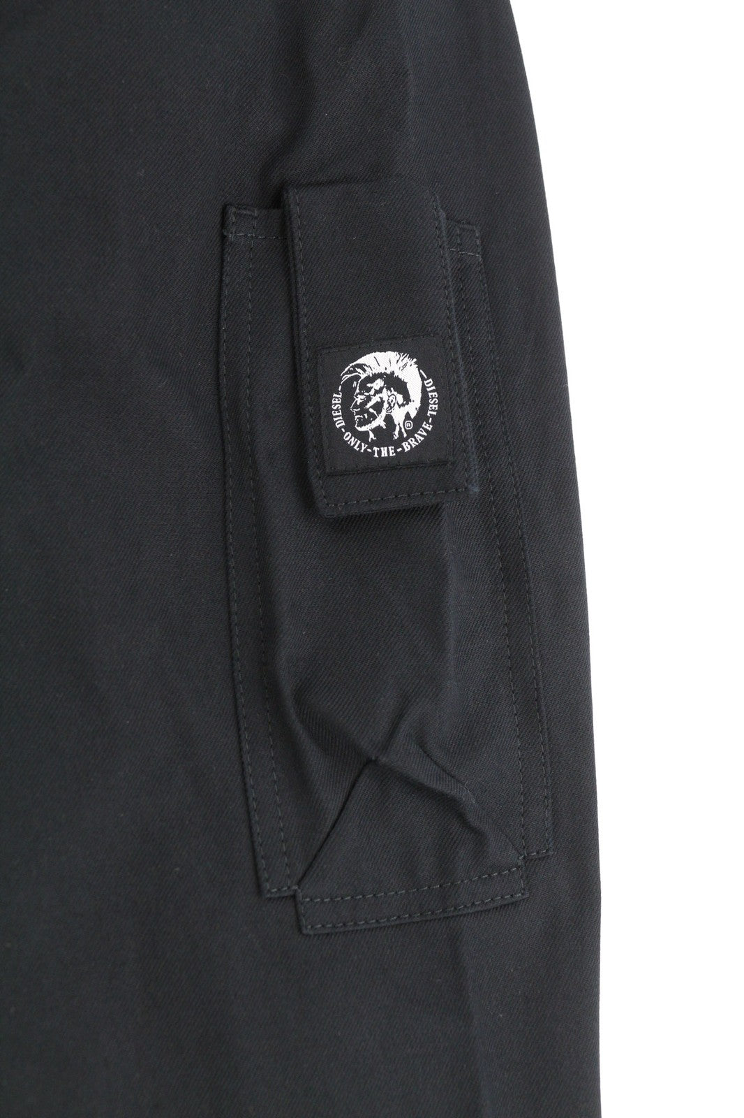 DIESEL J-Harry vyriška striukė S, juoda, su juostele, kaklo kišenėmis, languotu pamušalu. Rekomenduojama kaina – 350 €. 