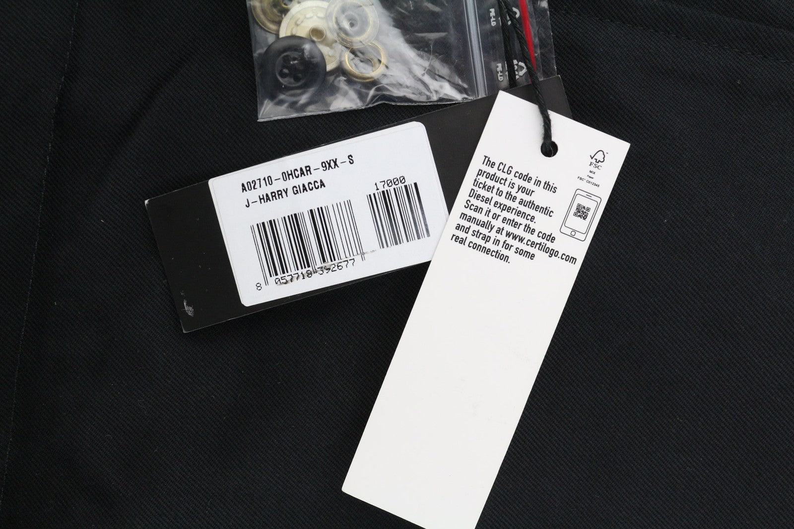 DIESEL J-Harry vyriška striukė S, juoda, su juostele, kaklo kišenėmis, languotu pamušalu. Rekomenduojama kaina – 350 €. 