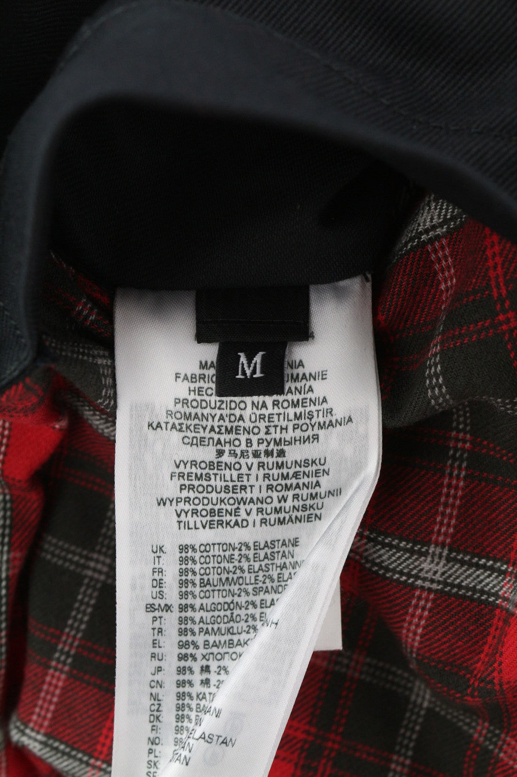 DIESEL J-Harry vyriška striukė M, juoda, su juostele, kaklo kišenėmis, languotu pamušalu. Rekomenduojama mažmeninė kaina – 350 €.