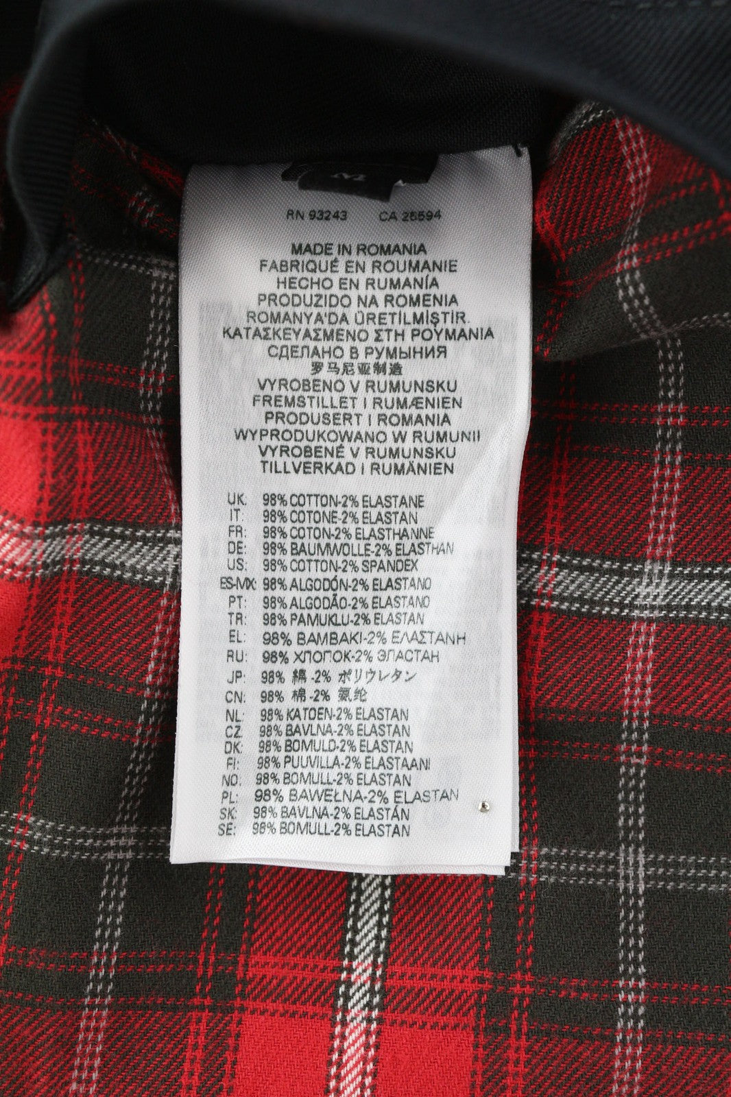 DIESEL J-Harry vyriška striukė M, juoda, su juostele, kaklo kišenėmis, languotu pamušalu. Rekomenduojama mažmeninė kaina – 350 €.