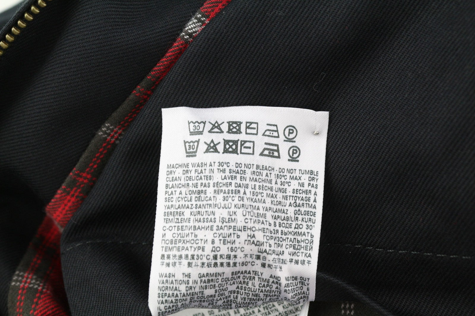 DIESEL J-Harry vyriška striukė M, juoda, su juostele, kaklo kišenėmis, languotu pamušalu. Rekomenduojama mažmeninė kaina – 350 €.