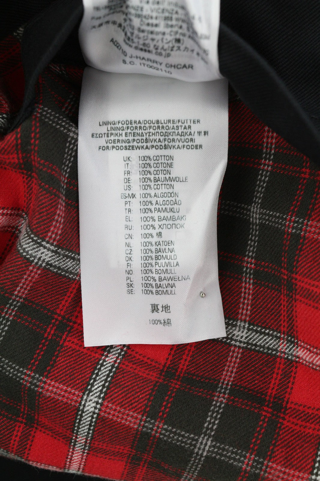 DIESEL J-Harry vyriška striukė M, juoda, su juostele, kaklo kišenėmis, languotu pamušalu. Rekomenduojama mažmeninė kaina – 350 €.