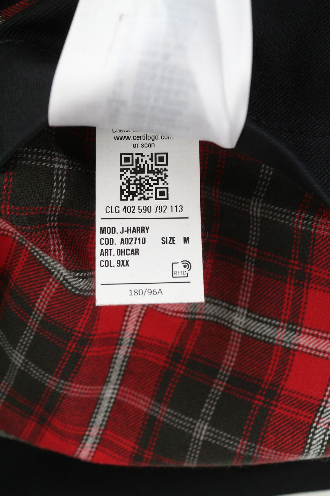 DIESEL J-Harry vyriška striukė M, juoda, su juostele, kaklo kišenėmis, languotu pamušalu. Rekomenduojama mažmeninė kaina – 350 €.