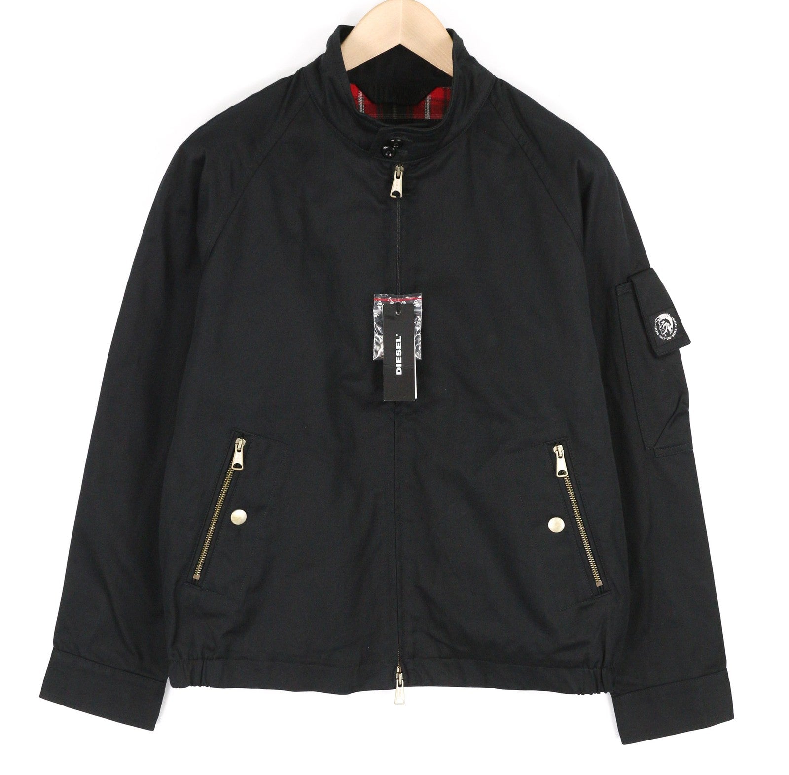 DIESEL J-Harry vyriška striukė M, juoda, su juostele, kaklo kišenėmis, languotu pamušalu. Rekomenduojama mažmeninė kaina – 350 €.