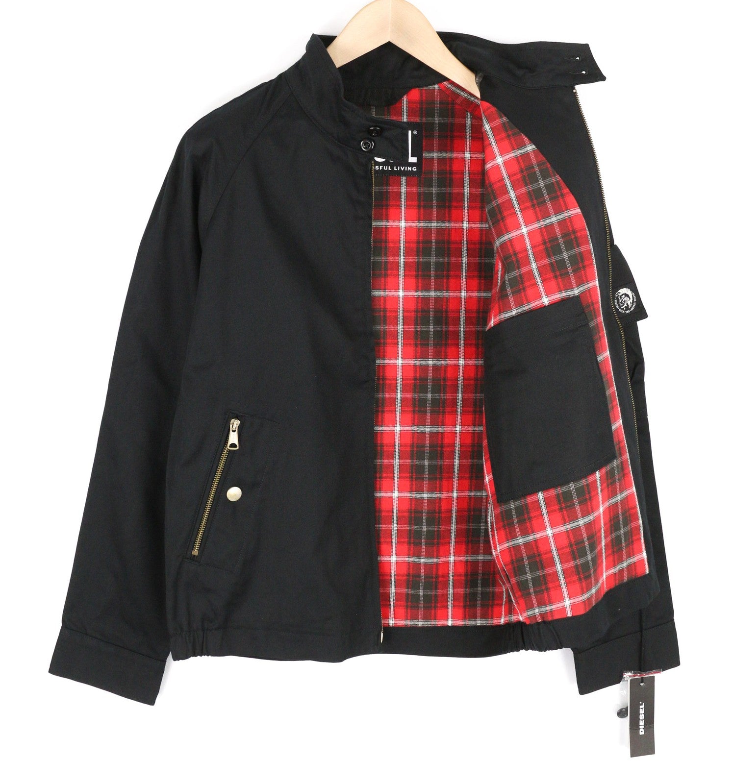 DIESEL J-Harry vyriška striukė M, juoda, su juostele, kaklo kišenėmis, languotu pamušalu. Rekomenduojama mažmeninė kaina – 350 €.