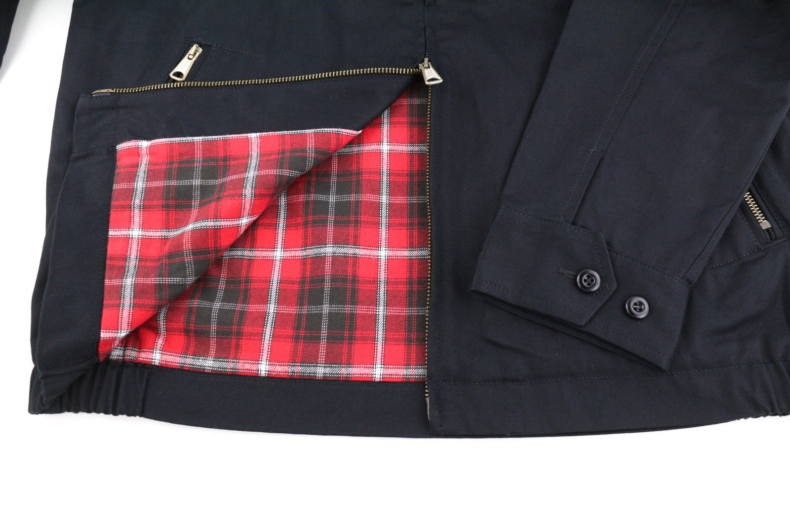 DIESEL J-Harry vyriška striukė M, juoda, su juostele, kaklo kišenėmis, languotu pamušalu. Rekomenduojama mažmeninė kaina – 350 €.