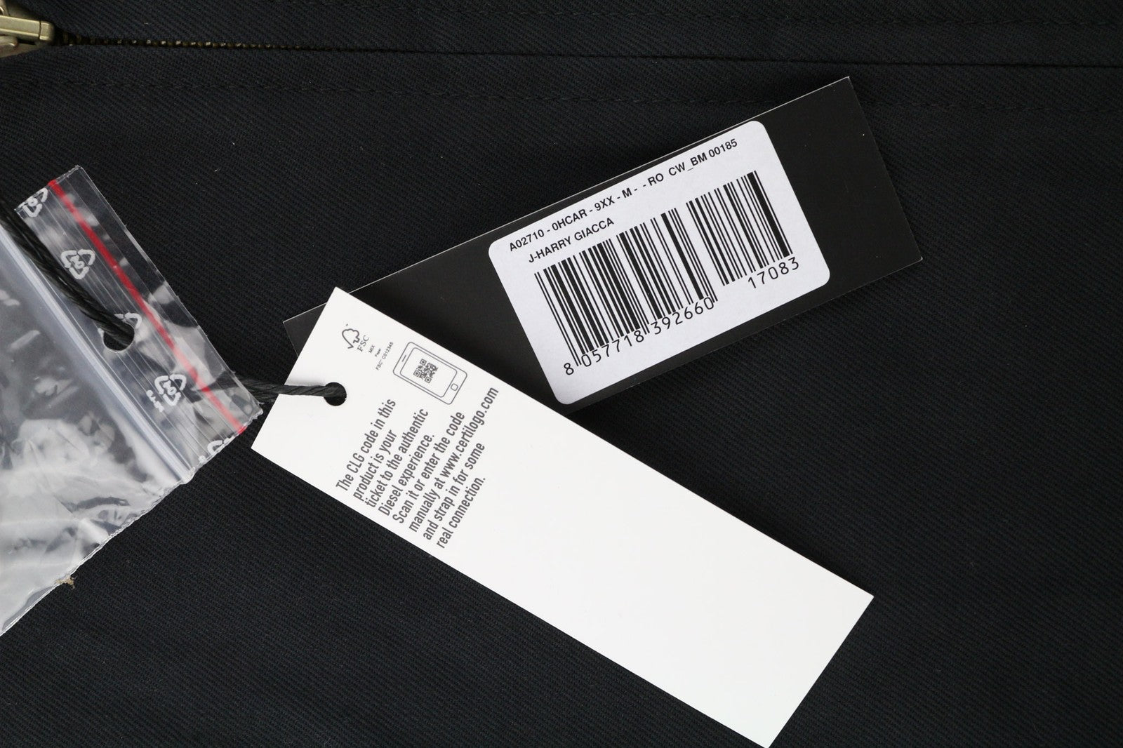 DIESEL J-Harry vyriška striukė M, juoda, su juostele, kaklo kišenėmis, languotu pamušalu. Rekomenduojama mažmeninė kaina – 350 €.