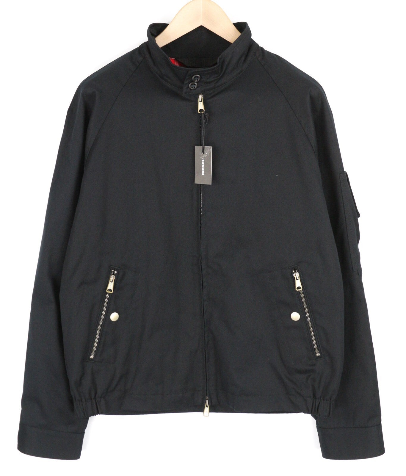 DIESEL J-Harry vyriška striukė L su juoda juostele, kaklo kišenėmis, languotu pamušalu. Rekomenduojama kaina – 350 €. 