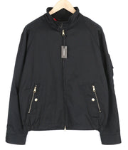 DIESEL J-Harry vyriška striukė L su juoda juostele, kaklo kišenėmis, languotu pamušalu. Rekomenduojama kaina – 350 €. 