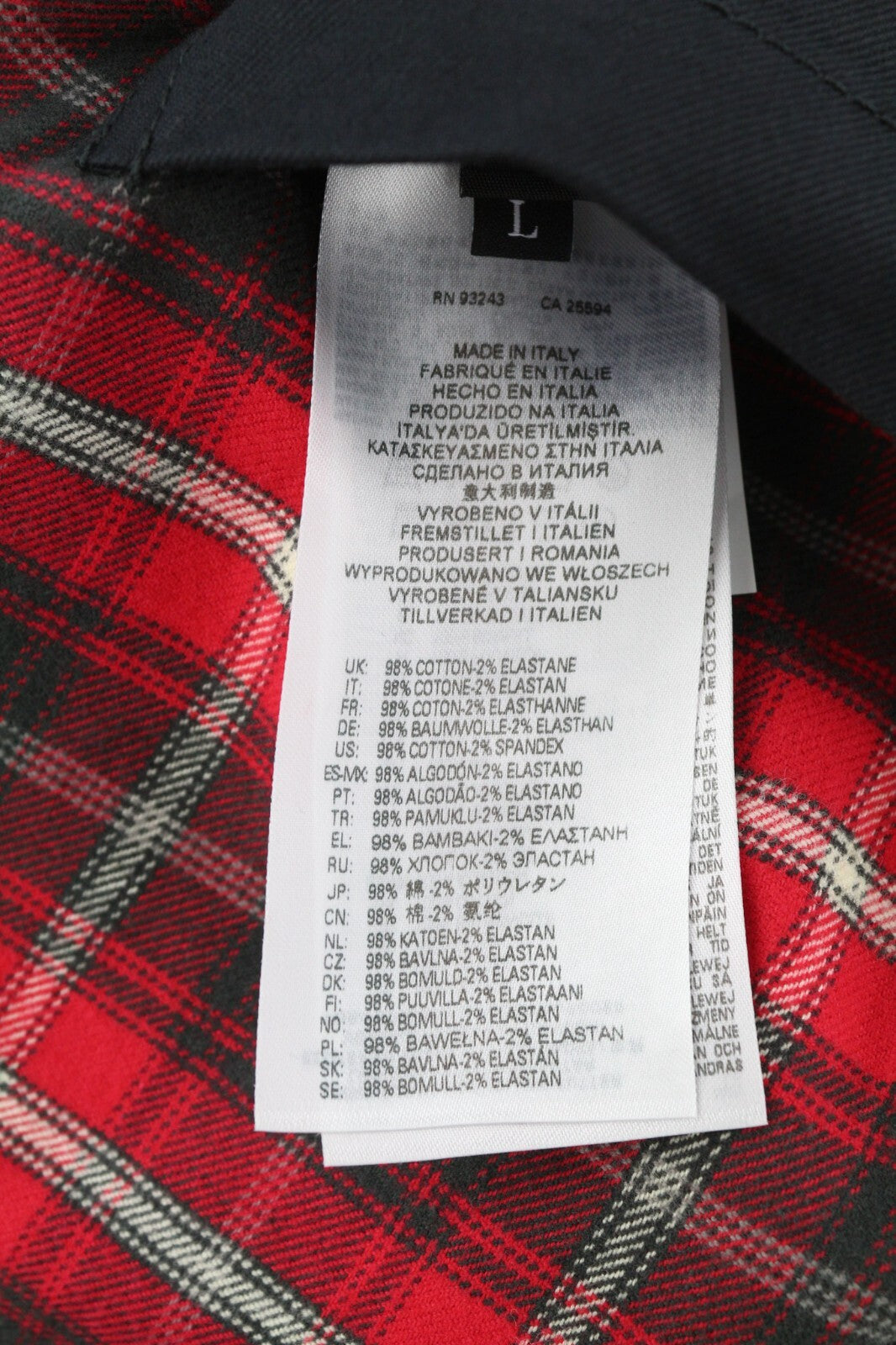 DIESEL J-Harry vyriška striukė L su juoda juostele, kaklo kišenėmis, languotu pamušalu. Rekomenduojama kaina – 350 €. 