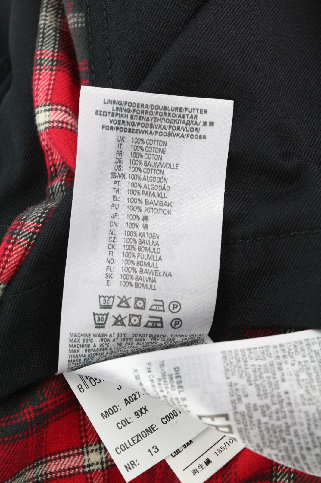 DIESEL J-Harry vyriška striukė L su juoda juostele, kaklo kišenėmis, languotu pamušalu. Rekomenduojama kaina – 350 €. 