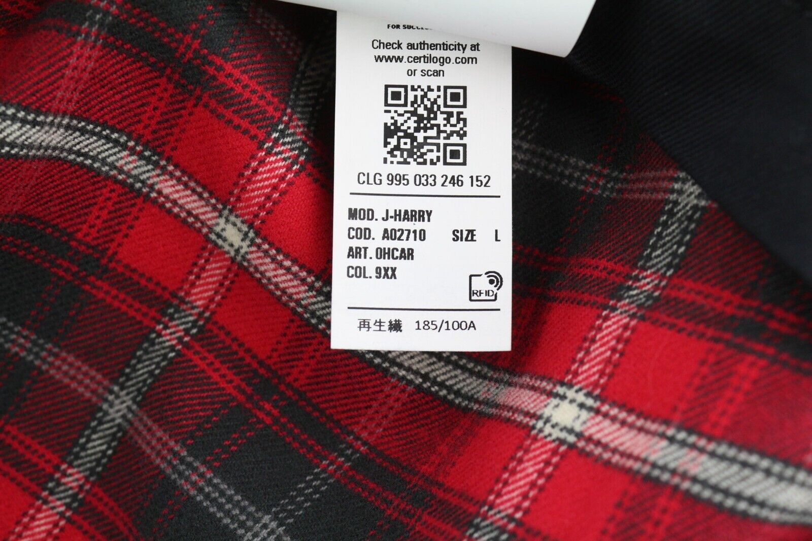 DIESEL J-Harry vyriška striukė L su juoda juostele, kaklo kišenėmis, languotu pamušalu. Rekomenduojama kaina – 350 €. 