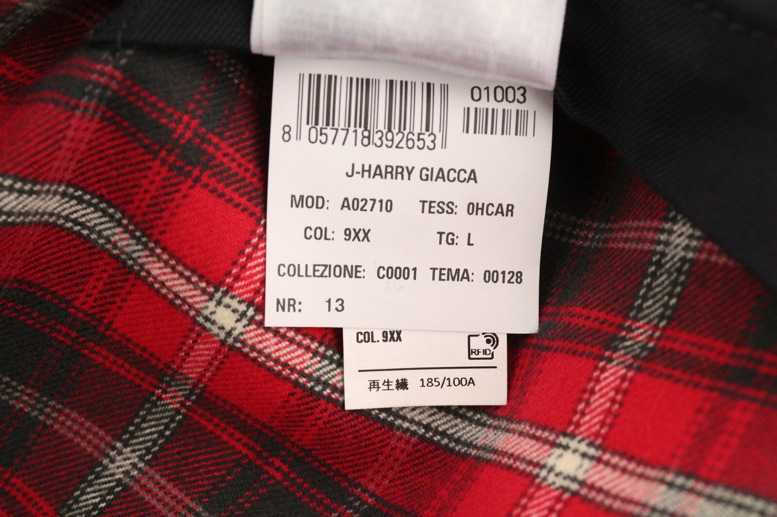 DIESEL J-Harry vyriška striukė L su juoda juostele, kaklo kišenėmis, languotu pamušalu. Rekomenduojama kaina – 350 €. 