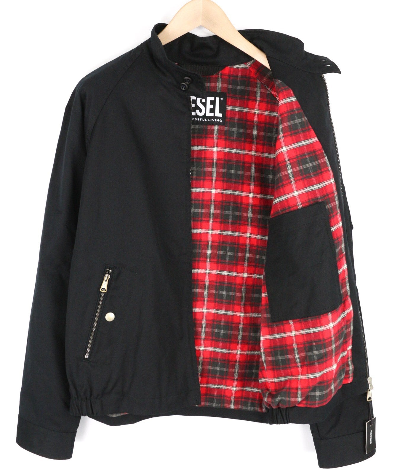 DIESEL J-Harry vyriška striukė L su juoda juostele, kaklo kišenėmis, languotu pamušalu. Rekomenduojama kaina – 350 €. 