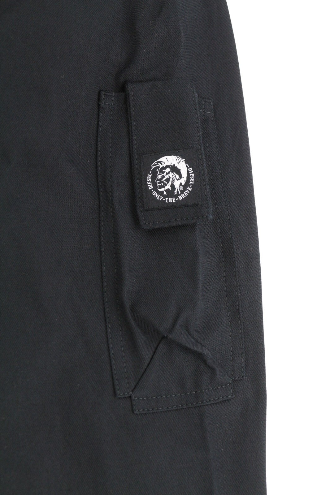 DIESEL J-Harry vyriška striukė L su juoda juostele, kaklo kišenėmis, languotu pamušalu. Rekomenduojama kaina – 350 €. 