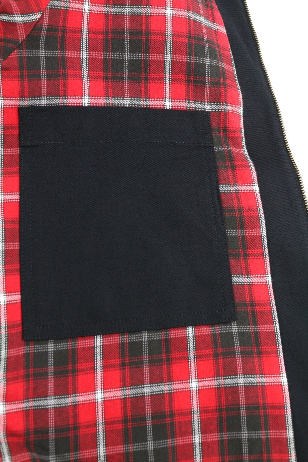 DIESEL J-Harry vyriška striukė L su juoda juostele, kaklo kišenėmis, languotu pamušalu. Rekomenduojama kaina – 350 €. 