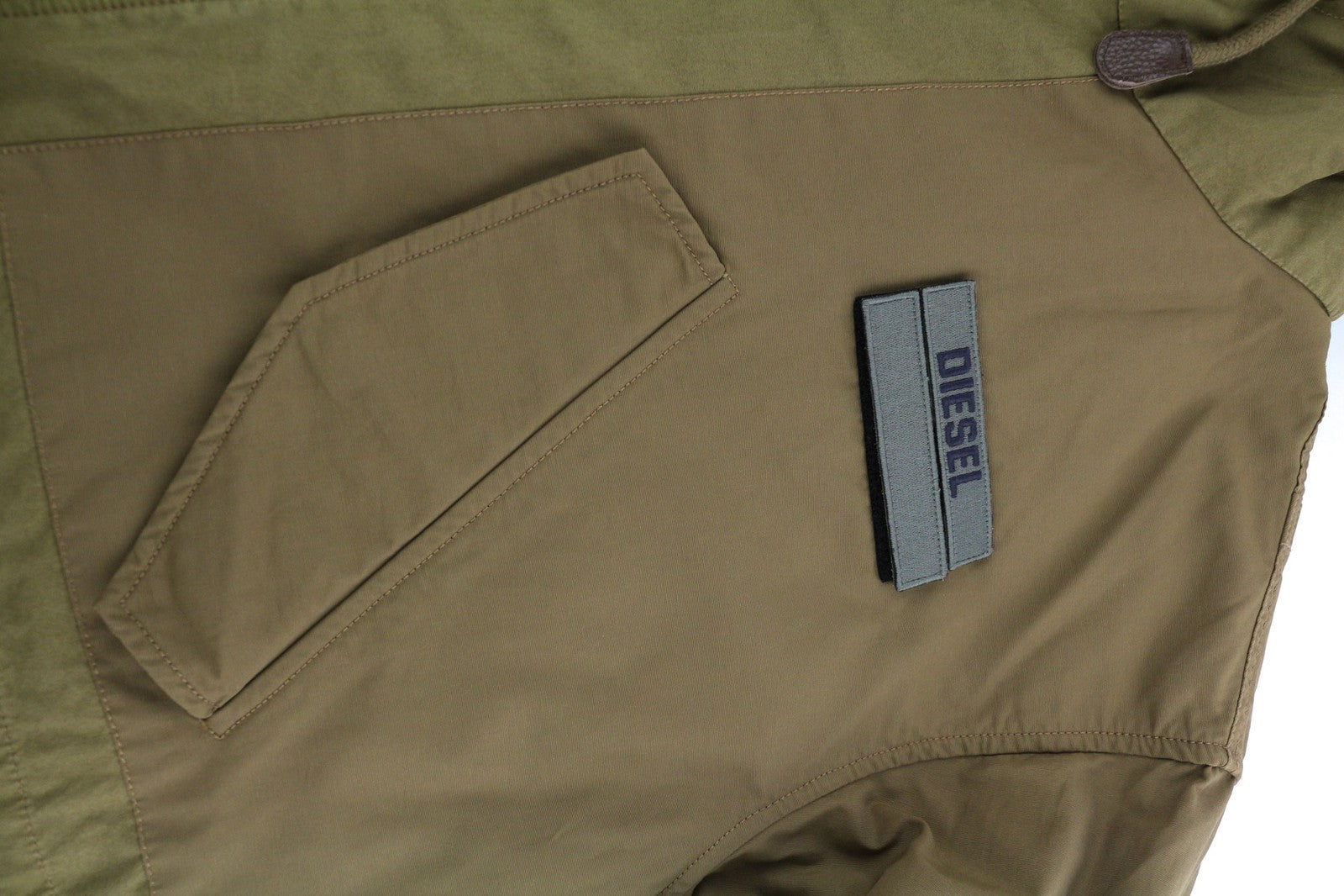 DIESEL W-Miles vyriška striukė, XL dydžio, ruda, su nuimamu pamušalu ir gobtuvu, rekomenduojama kaina – 475 € 