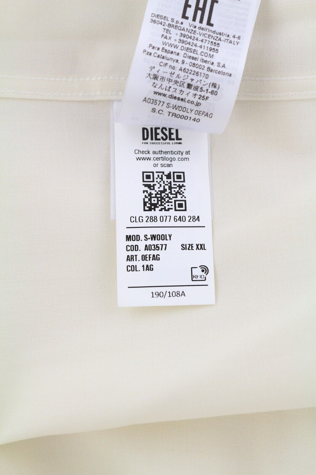 DIESEL S-Wooly vyriški marškinėliai, 2XL dydžio, vilnoniai marškinėliai su sagomis užsegamomis kišenėmis ir įpjauta apykakle. Rekomenduojama kaina – 195 €. 