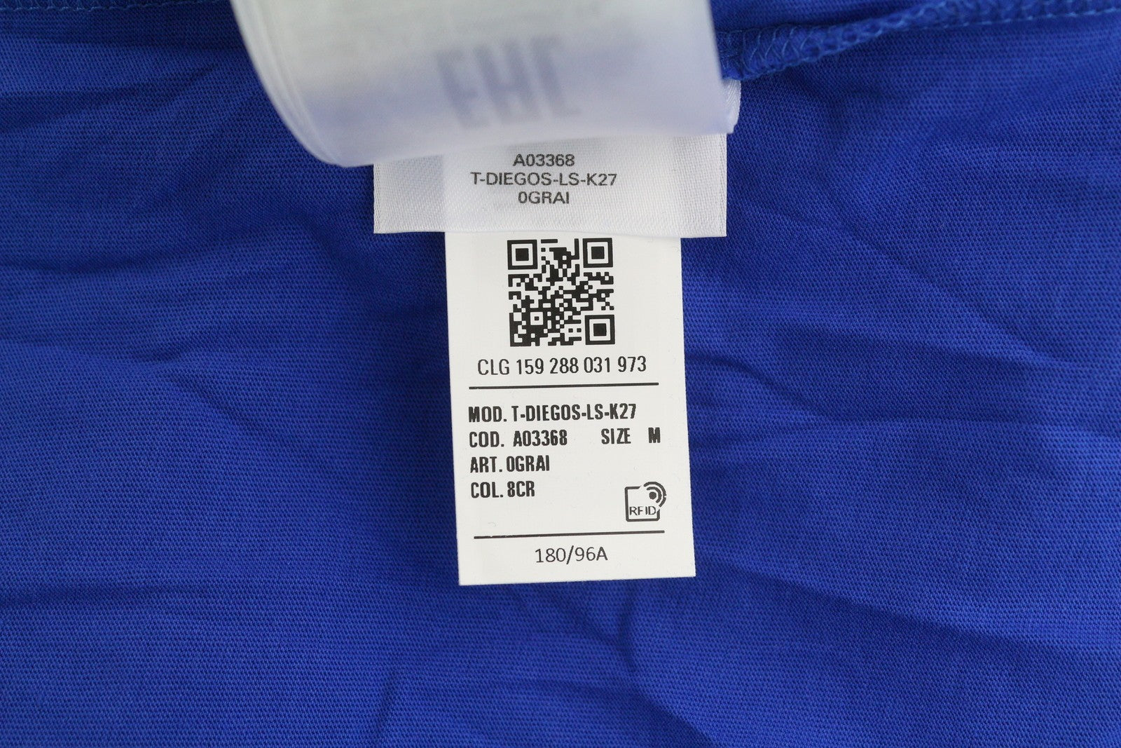 DIESEL T-Diegos-LS-K27 vyriški marškinėliai su vidutinio mėlynumo apvalia apykakle ir megztiniu užsegimu. 