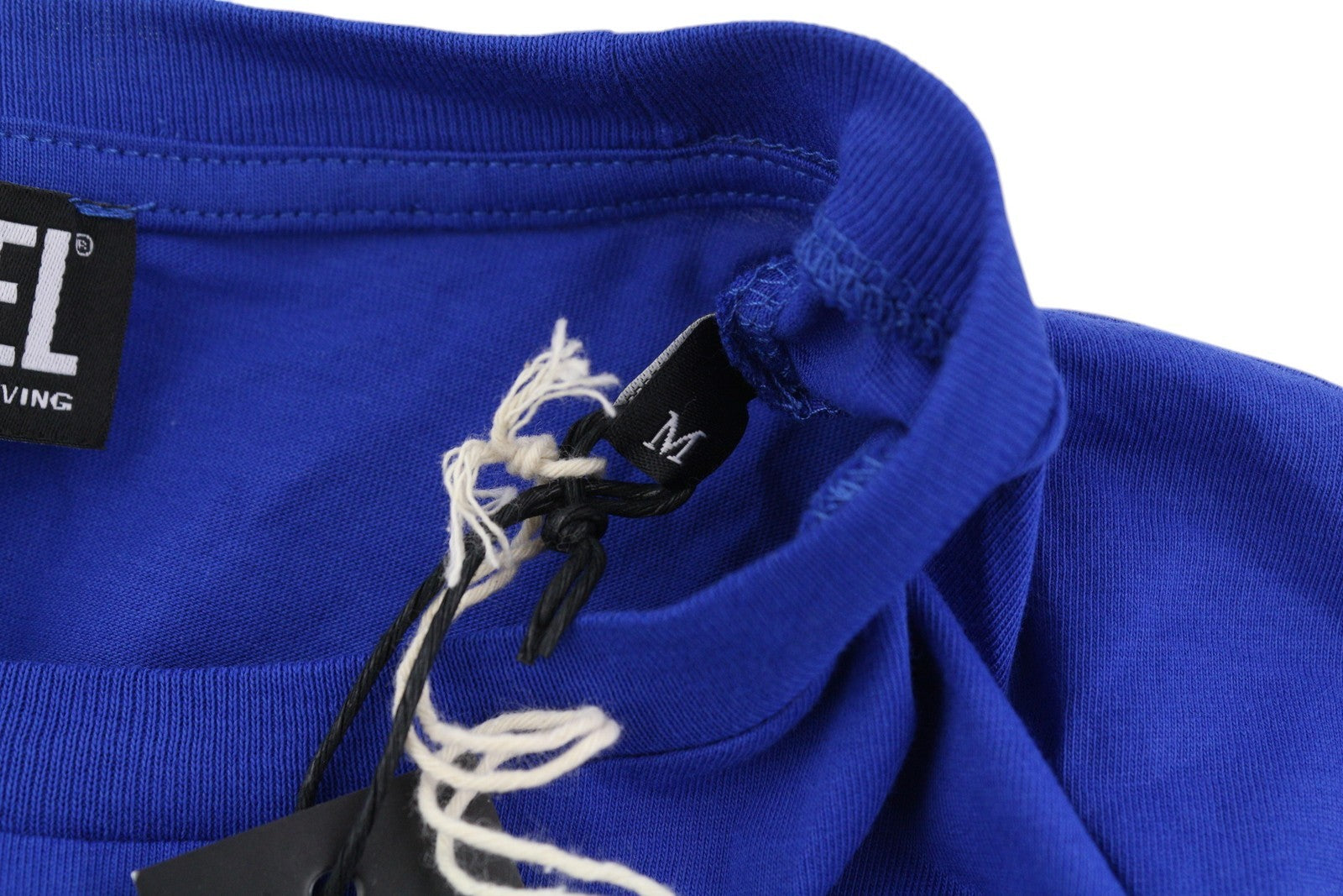 DIESEL T-Diegos-LS-K27 vyriški marškinėliai su vidutinio mėlynumo apvalia apykakle ir megztiniu užsegimu. 