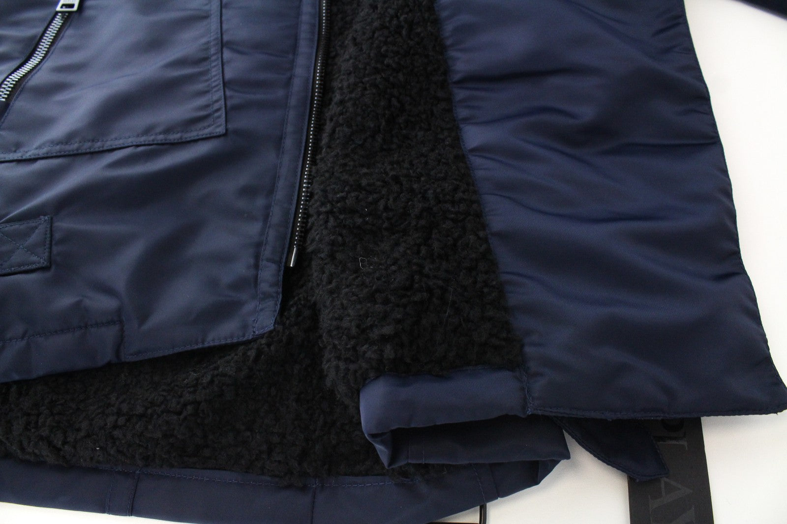 REPLAY moteriška striukė S tamsiai mėlyna nailono užtrauktuku, įprasto ilgio dirbtinio kailio apykakle 