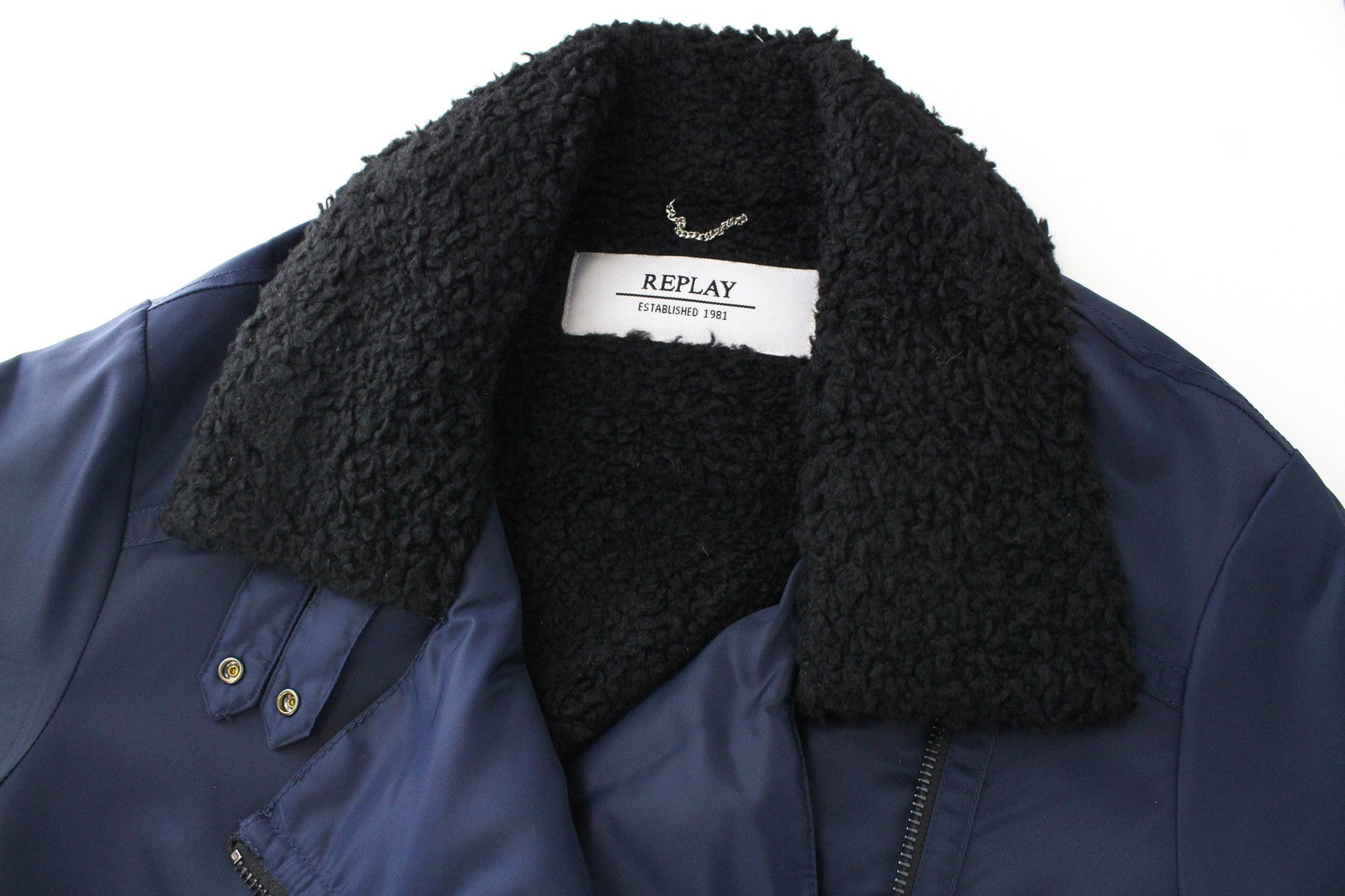 REPLAY moteriška striukė S tamsiai mėlyna nailono užtrauktuku, įprasto ilgio dirbtinio kailio apykakle 