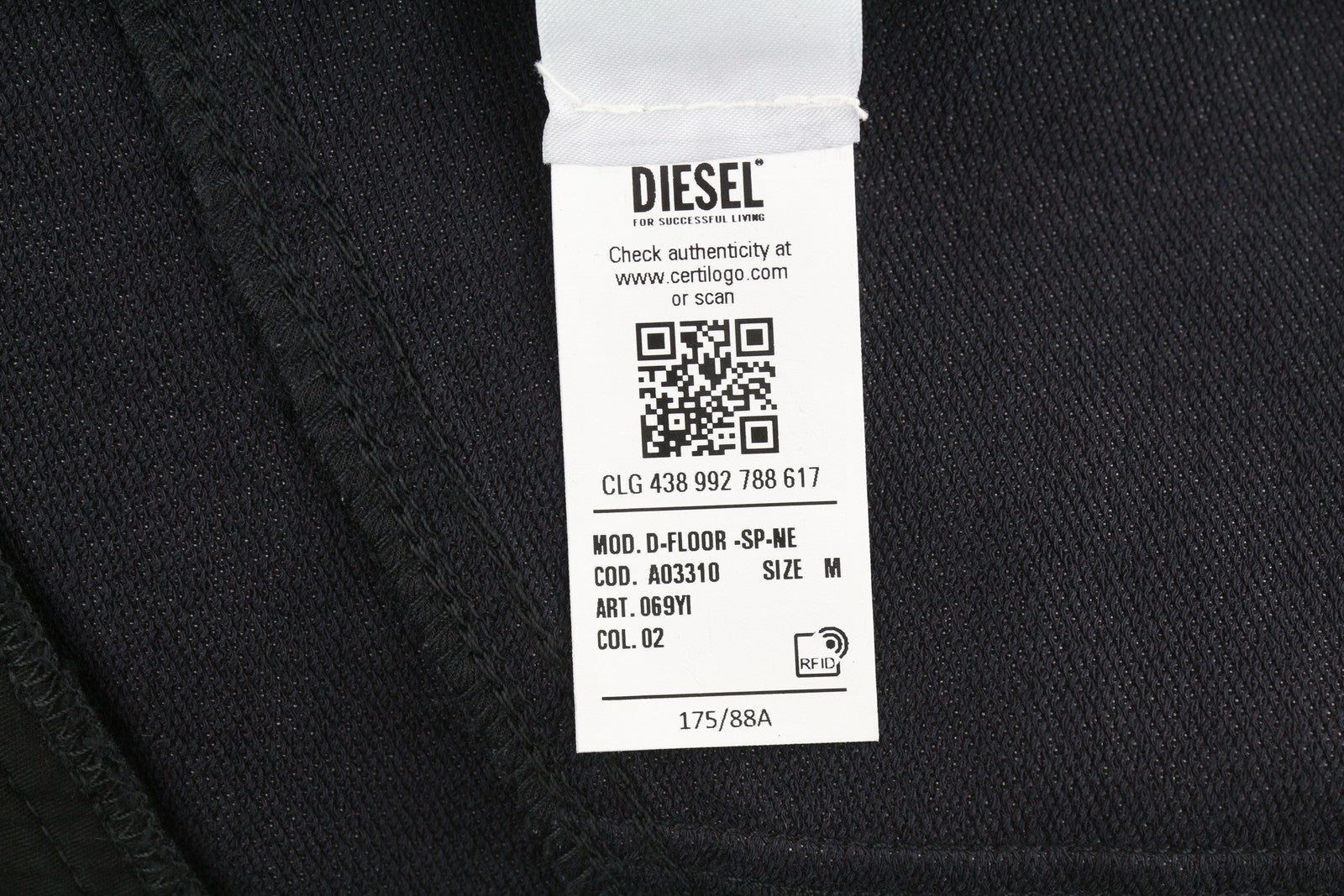 DIESEL D-Floor-SP-NE moteriški klasikiniai M berankoviai, užtrauktuku dengti mini marškinėliai, rekomenduojama kaina – 325 € 