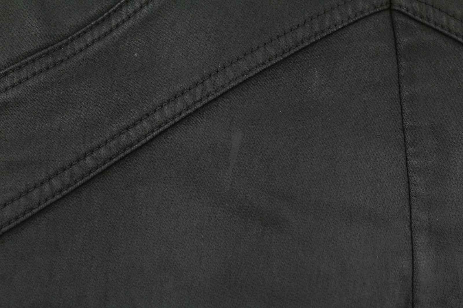 DIESEL D-Floor-SP-NE moteriški klasikiniai M berankoviai, užtrauktuku dengti mini marškinėliai, rekomenduojama kaina – 325 € 