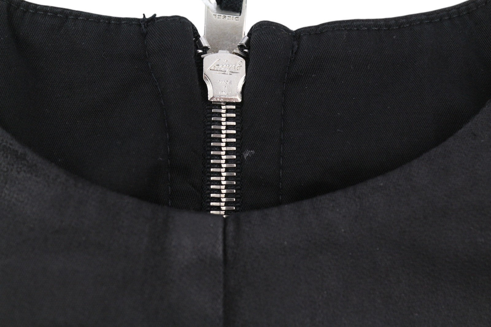 DIESEL D-Floor-SP-NE moteriški klasikiniai M berankoviai, užtrauktuku dengti mini marškinėliai, rekomenduojama kaina – 325 € 