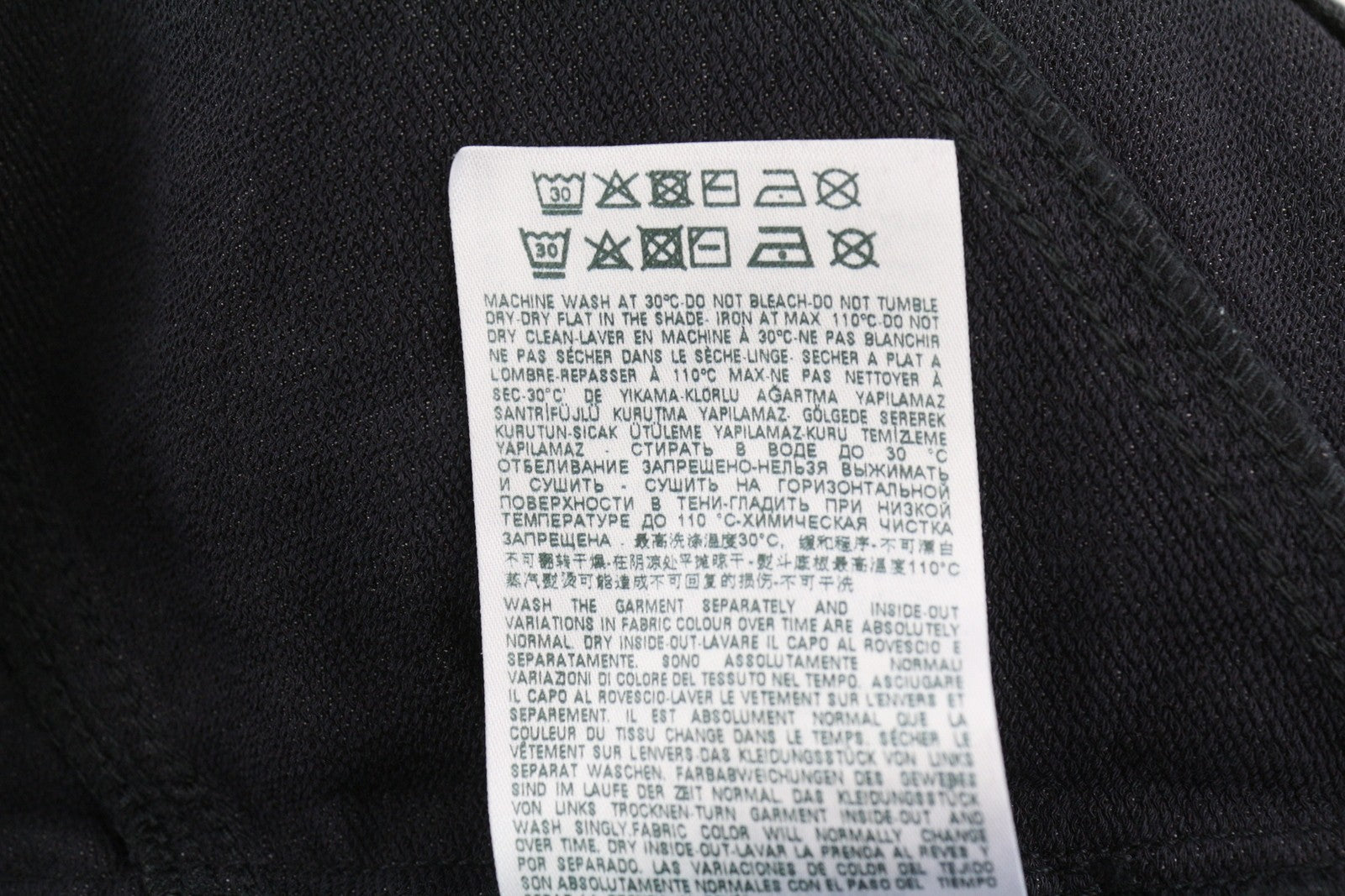 DIESEL D-Floor-SP-NE moteriški klasikiniai M berankoviai, užtrauktuku dengti mini marškinėliai, rekomenduojama kaina – 325 € 