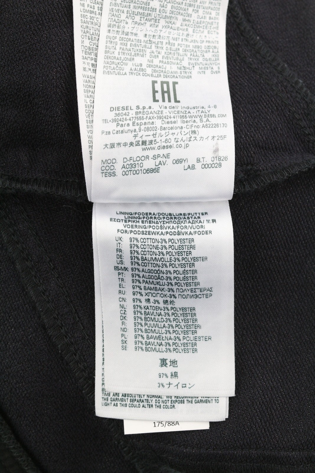 DIESEL D-Floor-SP-NE moteriški klasikiniai M berankoviai, užtrauktuku dengti mini marškinėliai, rekomenduojama kaina – 325 € 