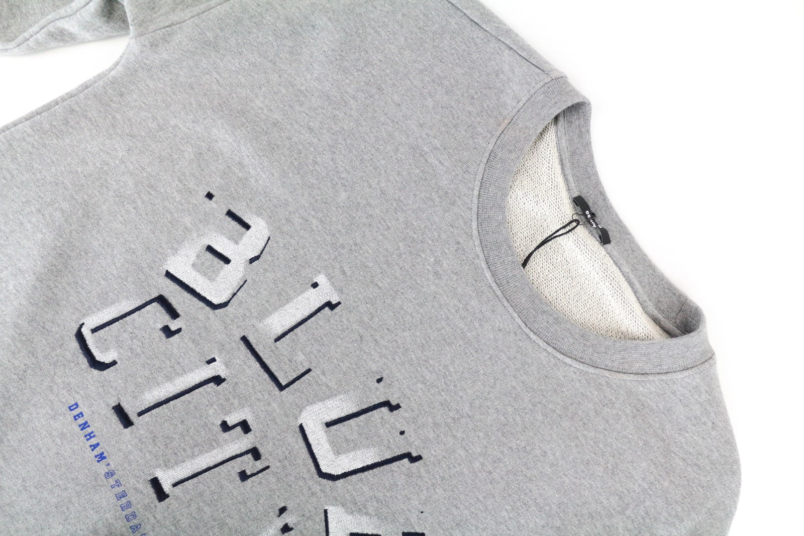 DENHAM moteriškas pilkas melanžo spalvos megztinis su ilgomis rankovėmis, mėlynas miestas, su logotipu ir apvaliu raštu 